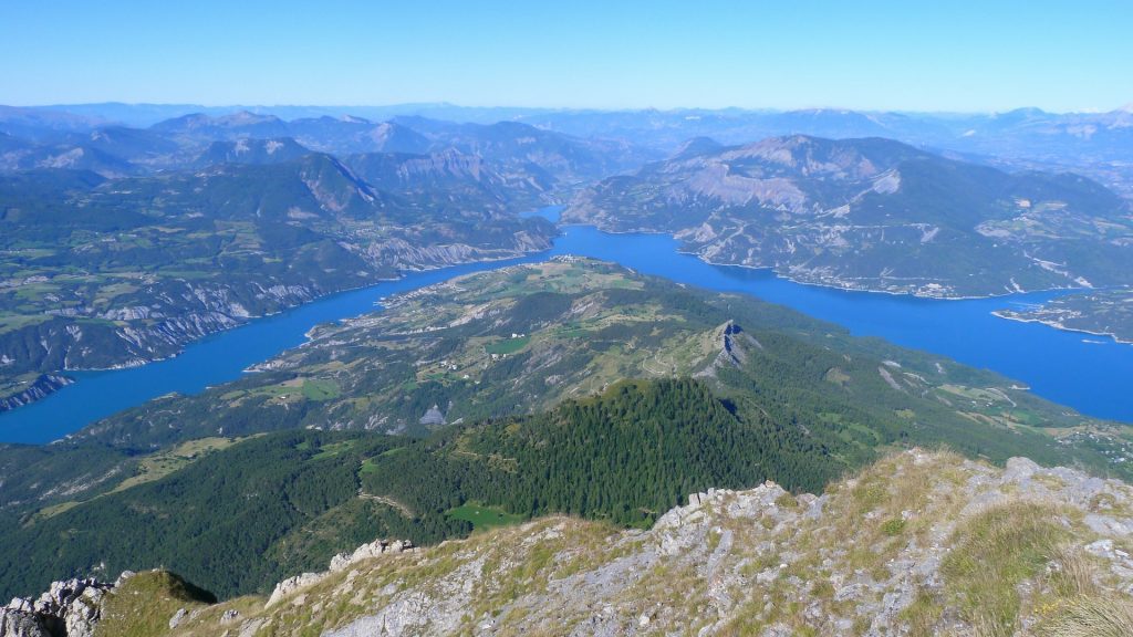 Lac de Serre-Ponçon: incontournable des Hautes-Alpes
